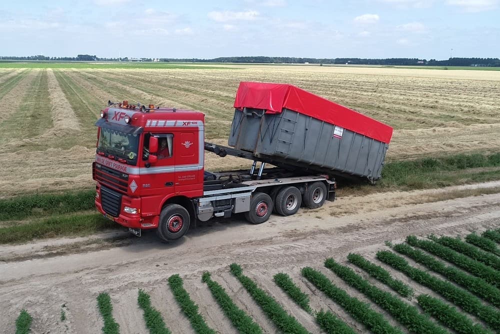 Het graszaadhooi zal niet zo lang hoeven liggen om te drogen. De groene delen drogen nu ook goed en dat zal de kwaliteit gunstig beïnvloeden.