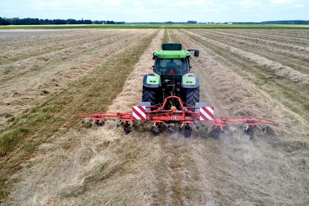 Met een breedte van 6 meter worden de zwaden die nu heel luchtig liggen naar binnen gewerkt. Het perceel is 5 dagen geleden gemaaid door Loonbedrijf Vos uit Bant. Ook loonbedrijf van Dun uit Rutten maait voor Ooms.