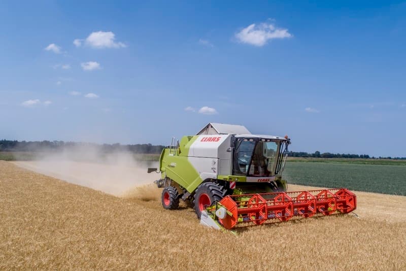 Op de valreep nog een perceel met 2 John Deere combines bij Boudeling in Swifterbant. Niet dat er haast bij was maar er waren gewoon 2 beschikbaar. Totaal heeft Boudeling 80 ha waarvan nu 16 ha Benchmark wordt geoogst door Loonbedrijf Van Unen uit Emmeloord.