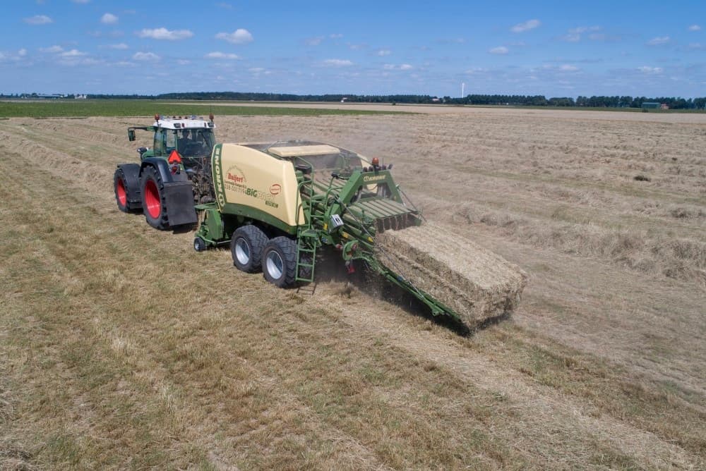 Bij Jan Hospers uit Nagele (Fl.) is Arjan Ooms uit Marknesse 5,40 hectare Engels raaigras gazontype van het ras Zurich aan het combinen met de New Holland CX 8080. - Foto's: Sytze Bakker