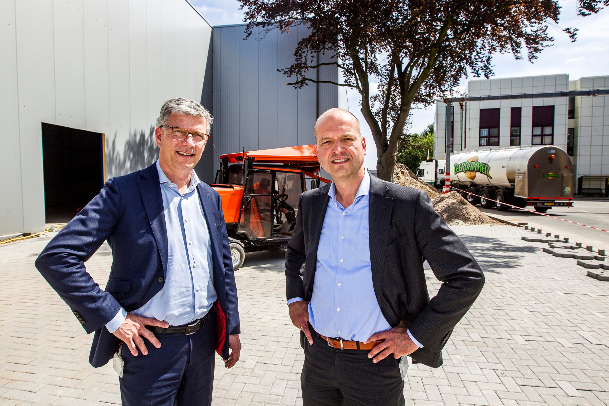 Joost van der Hoogte (l) en Theodoor Bos voor het nieuwe rijpingsgebouw in Dalfsen. - Foto: Ronald Hissink