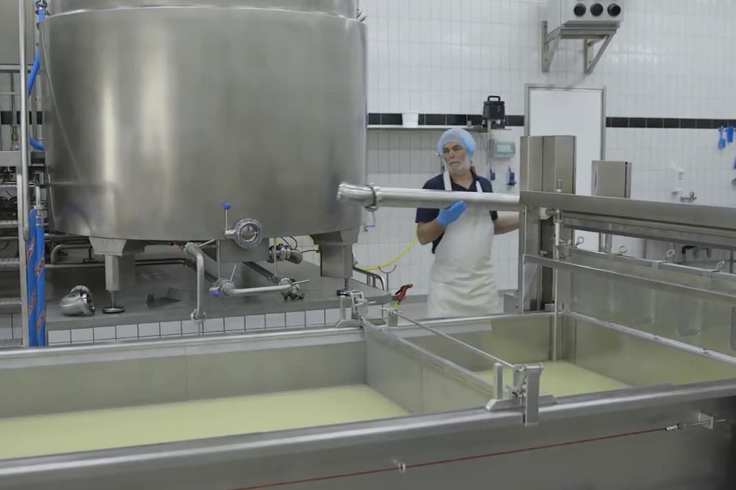 Screenshot bedrijfsfilm YouTube C. van 't Riet Zuiveltechnologie