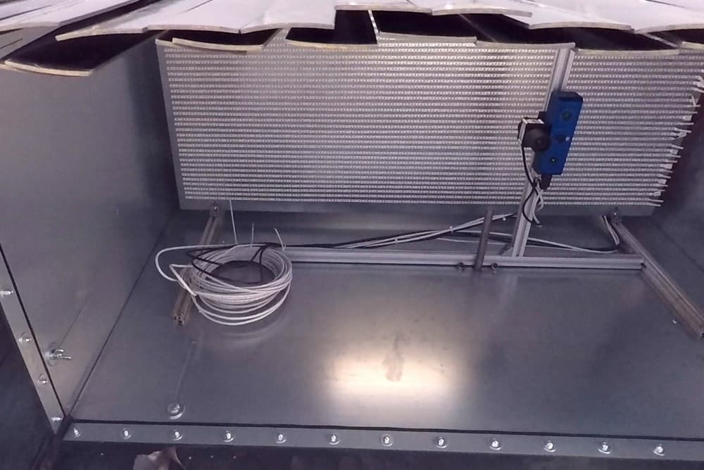 De rondleiding begon bij de Smart Ziekzoeker van Wageningen UR. Met spectraal beelden en 3D foto s kan dit apparaat zieke van gezonde planten onderscheiden.  WUR onderzoeker Jan Kamp denkt dat er nog 3 tot 4 jaar nodig is voordat het systeem praktijkrijp is.