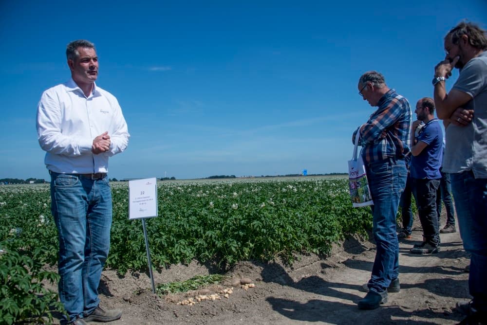 Edwin Grim van Ralco geeft uitleg bij de werking van een bacteriepreparaat dat planten helpt een stressvolle periode door te komen. Het middel kan meegespoten worden en kost ¬ 25 per hectare.