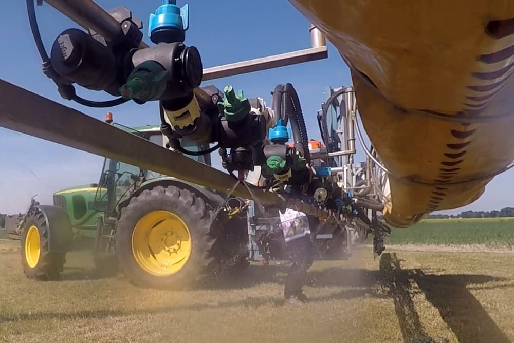 Het beeld van een dop die zowel voor als achteruit spuit om een goede indringing te verkrijgen. Ook luchtondersteuning is een optie maar dan moet de wind niet te snel 'waaien' was men van mening.