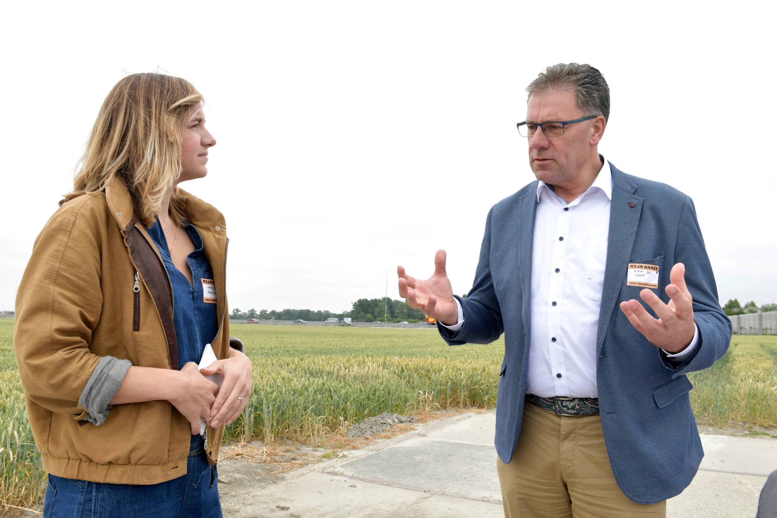 TV-presentatrice Marijn Frank stelt kritische vragen aan voorzitter Dirk de Lugt van de Brancheorganisatie Akkerbouw.