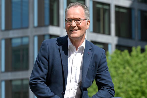 Nico van Straalen is emeritus hoogleraar dierecologie aan de Vrije Universiteit.  Hij schreef samen met Dick Roelofs het boek Evolueren wij nog. Hij is fractievoorzitter van GroenLinks in de gemeenteraad van Edam-Volendam.