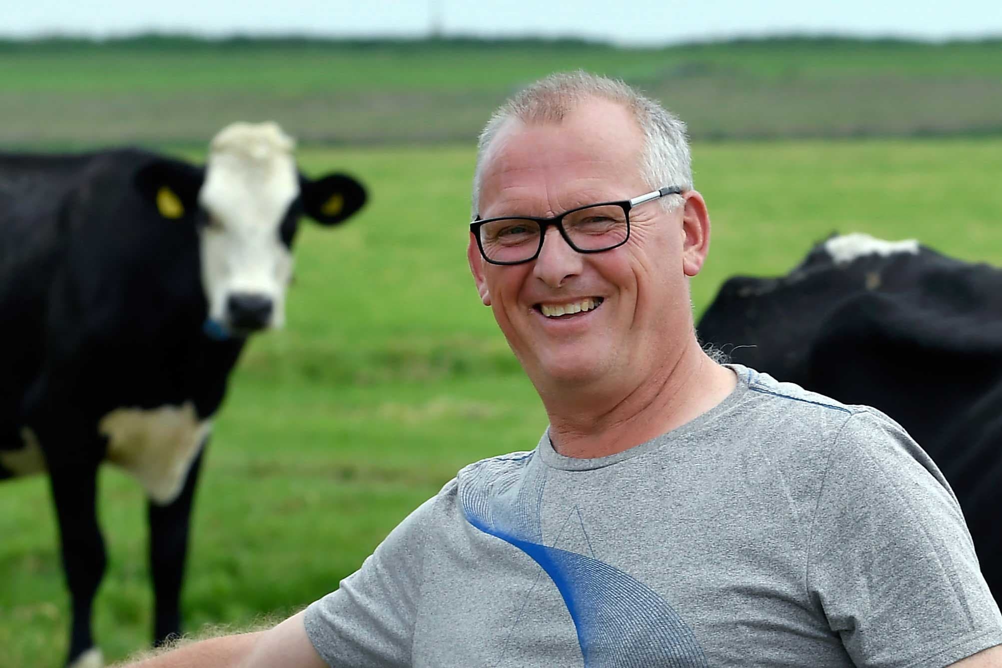 Piet Kalverboer (53) heeft in maatschap met zijn vrouw Paula (52) en zoon Gerco (23) een veebedrijf met 111 melkkoeien, 40 stuks jongvee en 65 hectare land. Er is ook een bed & breakfast: Hoeve Meerzicht.