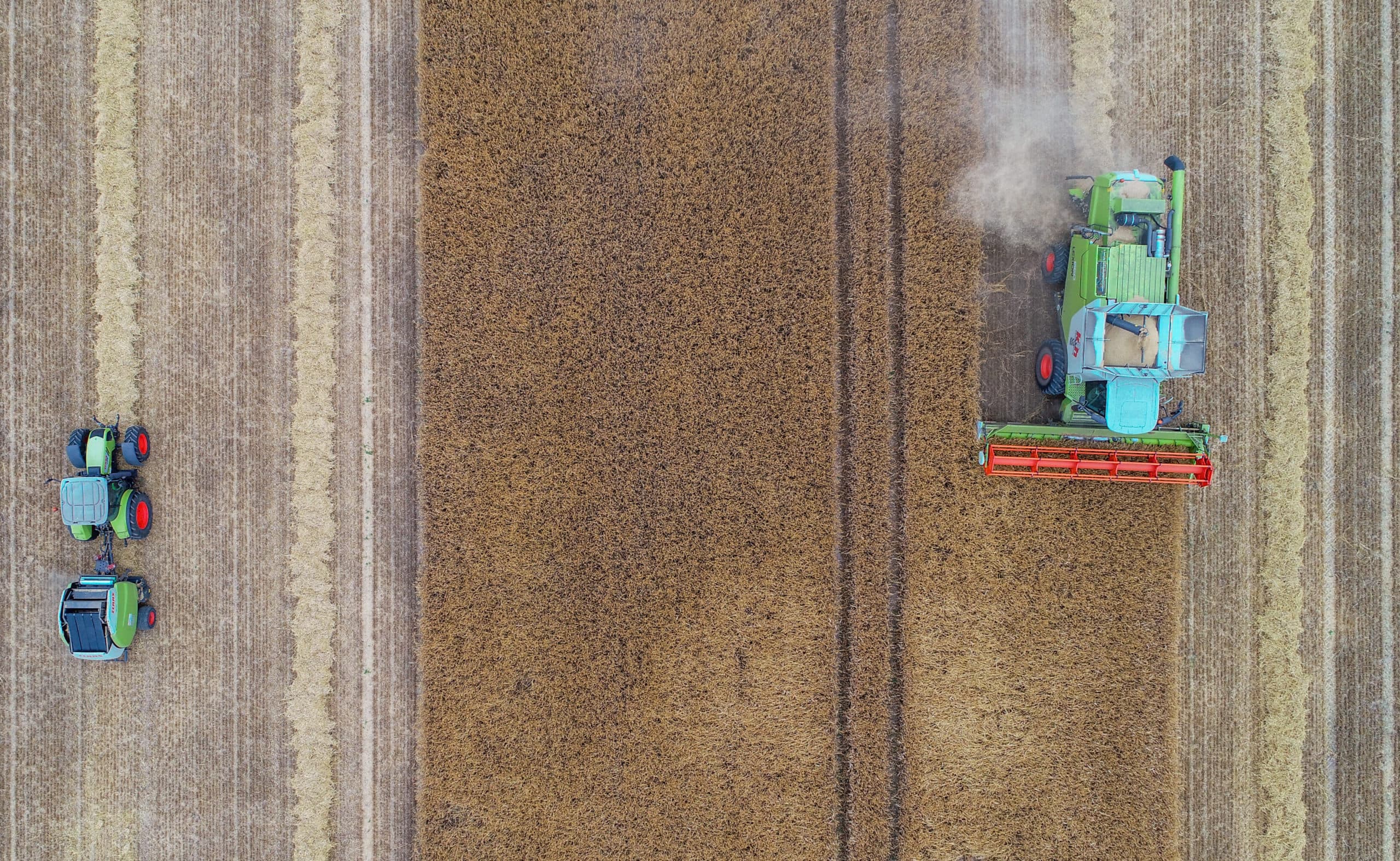 De graanoogst is in Duitsland al gestart. Deze combine en balenpers zijn bezig in een perceel gerst bij Petersdorf (Brandenburg). Net als in delen van Neder­land is het ook in dit deel van Duitsland erg droog. Telers rekenen op lagere opbrengsten. In Neder­land kunnen ook al snel de eerste percelen wintergerst gecombined worden. Dat is uitzonderlijk vroeg in het jaar.