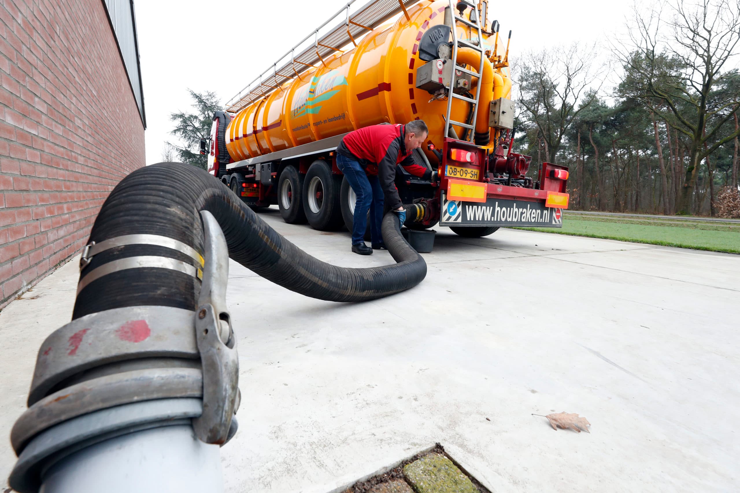 © Fotopersburo Bert Jansen TEL: +31(0)653703449 Onderwerp :  Mest laden houbraken  404203 (foto Bert Jansen) Fotograaf   : Bert Jansen Datum : 07-03-2017 Categorie : @2@  Trefwoorden : reed 404203
