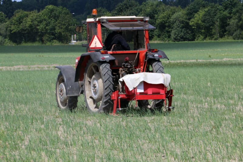 Op de woeler is daarvoor een tankje met elektrische pomp gemonteerd. Met deze aanpassing is de machine af.