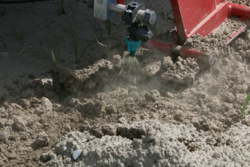 Vooral een perceel met hoogteverschillen heeft baat bij een dergelijk systeem. Het water stroomt nu niet meteen naar de laagste delen, maar zakt ook op de hogere delen in de grond.