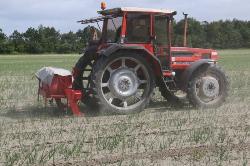 Waterbeheersing op de akker wordt door klimaatveranderingen steeds belangrijker. Cees Smalheer van Monie Onions uit het Zeeuwse Nieuwdorp ontwikkelde een eenvoudige methode om gewasschade door hoosbuien te beperken. Het is in feite niet meer dan twee woelers die aan weerszijden van een uienbed de grond opentrekken. - Foto's: Anton Dingemanse