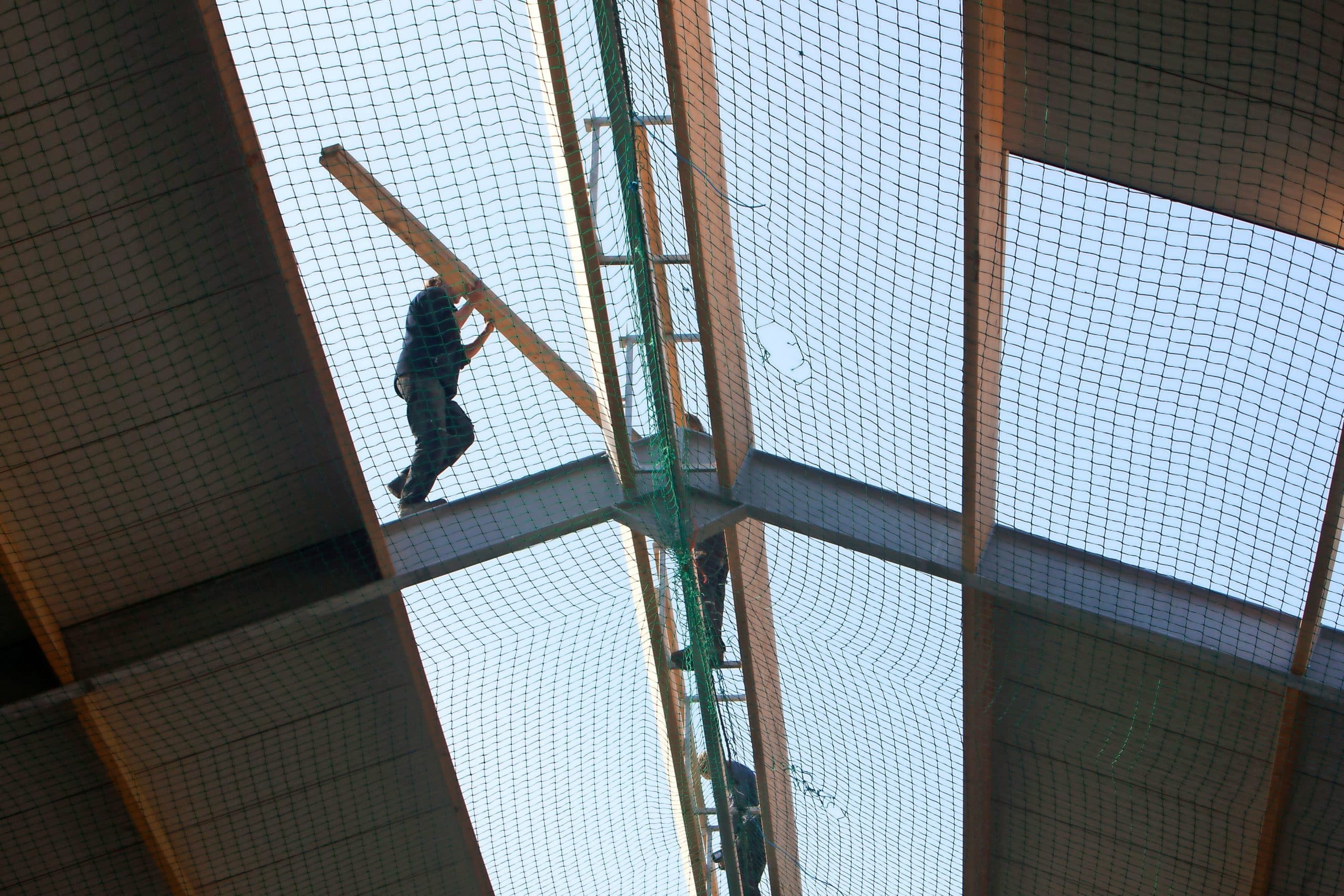 Bouw van een nieuwe melkveestal. De actiegroep Innovatief uit de knel is voor alle boeren die door investeringen in problemen raken, zegt Vugts.