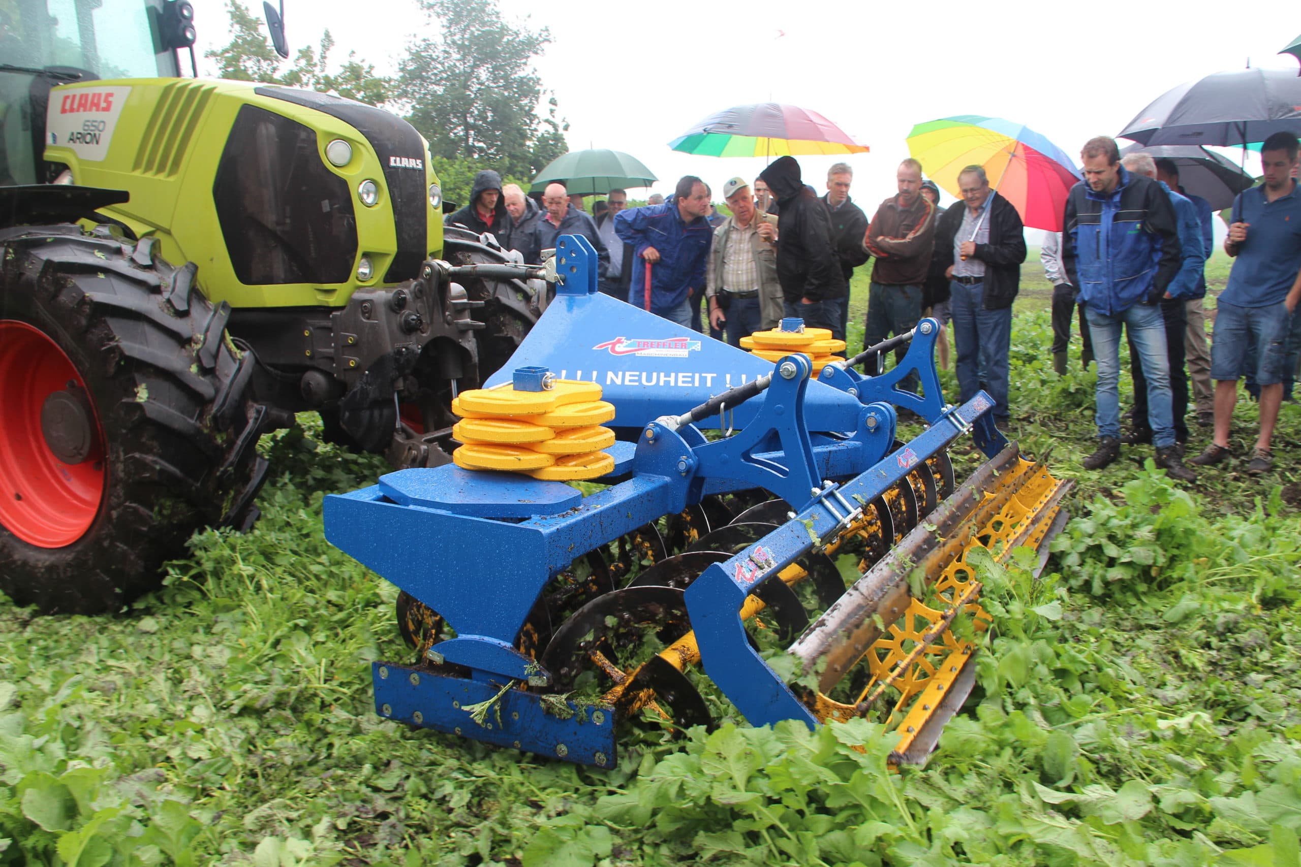 Binnen het Limburgse Open Innovatie Waardenetwerk is veel aandacht voor niet-kerende grondbewerking, zoals hier op een demonstratie in Nederweert. - Foto: Guus Queisen