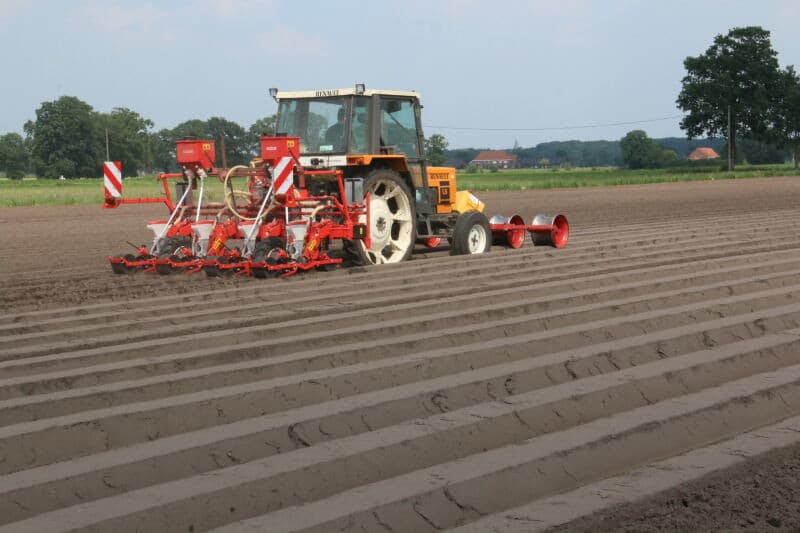 De machine waarmee nu wordt gezaaid zaait breedwerpig binnen een bepaalde bandbreedte op de rug. Hier een zaai-element tijdens het zaaien.