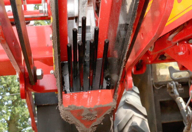 Een indruk van de verdeling van het zaad. Deze foto is gemaakt aan het eind van de rij wanneer de machine uit de rug komt.