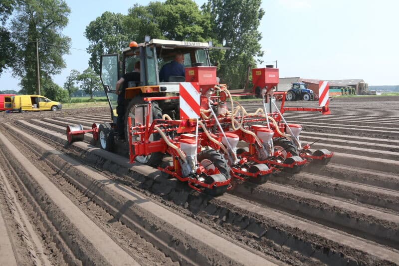 Niet alleen het weer speelde Dekker parten, hij wilde ook een praktijkproef doen met een nieuw zaaisysteem. Dit was echter aan het begin van het seizoen nog niet bedrijfsklaar.  In een praktijkproef kijkt hij of 2 zaaisystemen, door Kramer Bant ontwikkeld voor een Gaspardo zaaimachine, aan zijn criteria voldoen.