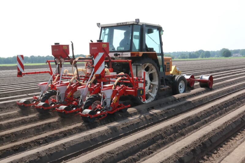De gewone peen zaaide Dekker voor een deel met een andere variant van Kramer. De zaaischijf laat al zien dat het hier om een triplosysteem gaat. De zaadjes voor elk afzonderlijk spoor vallen vanaf de zaaischijf in 3 aparte zaaibuisjes, linksonder.