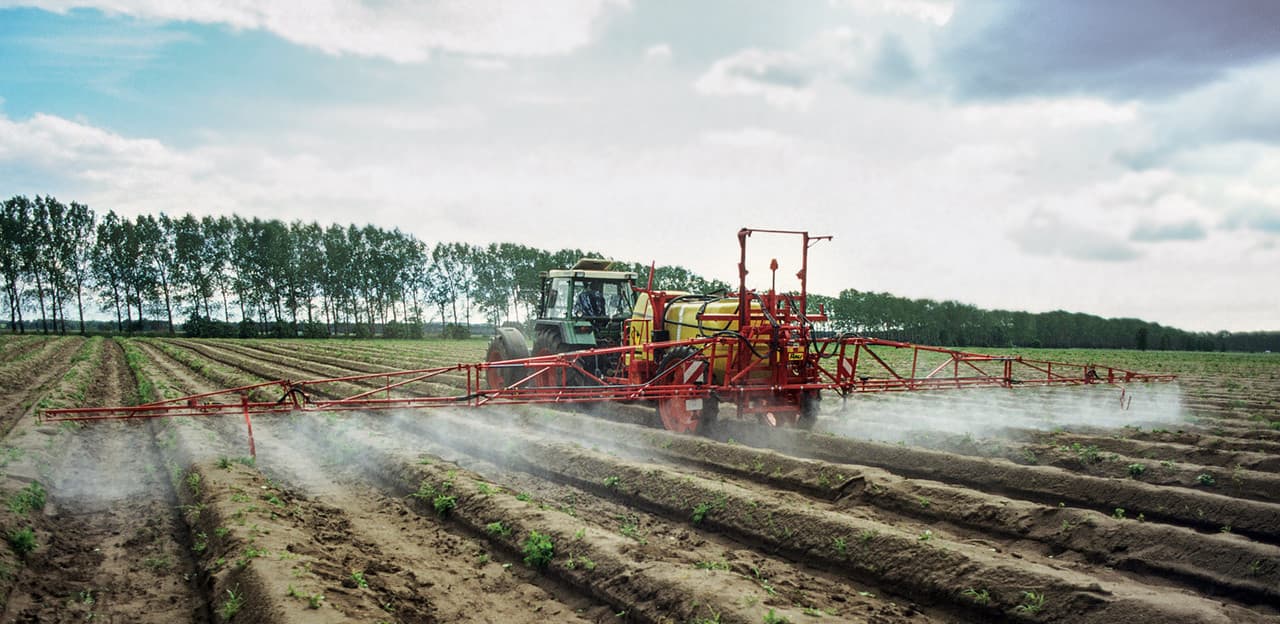 Toepassing van glyfosaat op een aspergeveld in Brandenburg (Duitsland).