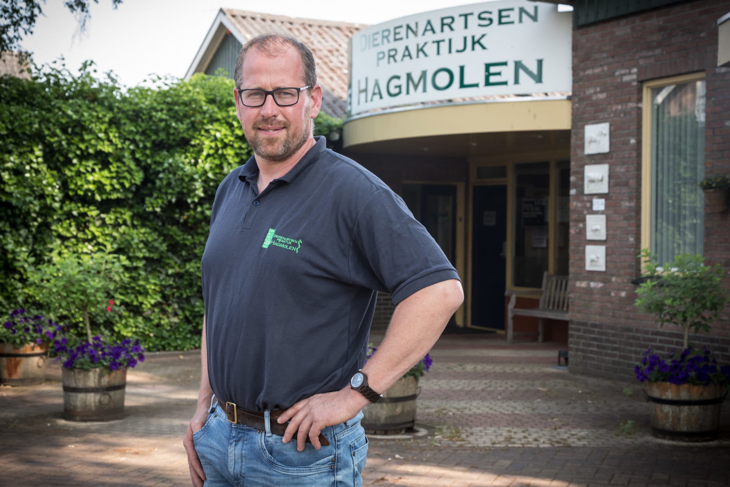 Henk Meijer is een van de dierenartsen van het JongveeConsultatiebureau van De Oosthof Dierenartsen.