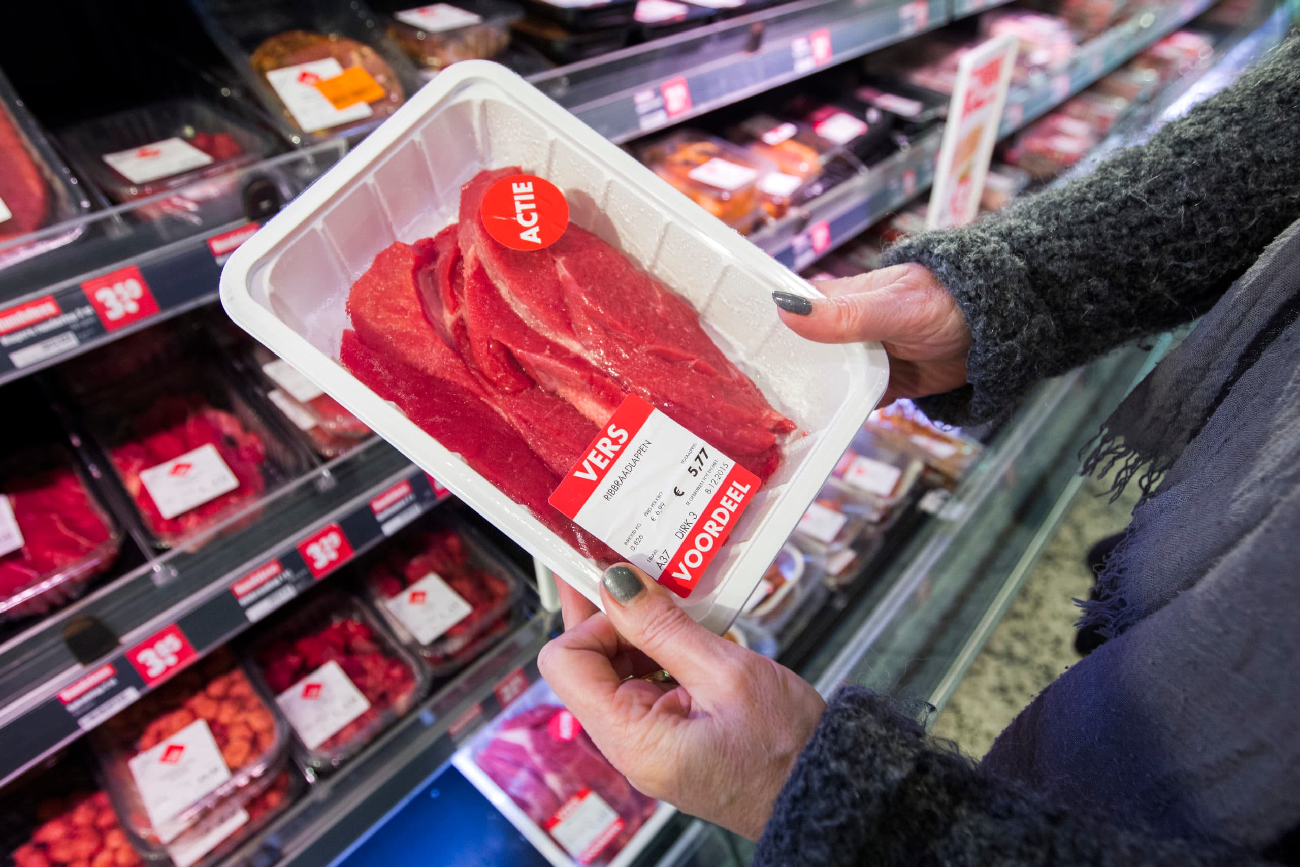 UTRECHT - Goedkoop vlees in de schappen bij Dirk. Supermarkten moeten stoppen met de verkoop van vlees voor stuntprijzen, de zogenaamde kiloknallers. ANP JEROEN JUMELET