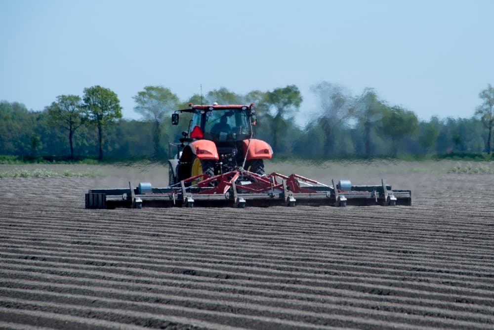 Het beeld na het branden. Verschrompeld onkruid dat geen levenskansen meer heeft. Met een uitwisselbare gastank voor op de trekker van 600 liter is ongeveer 4 hectare te branden.