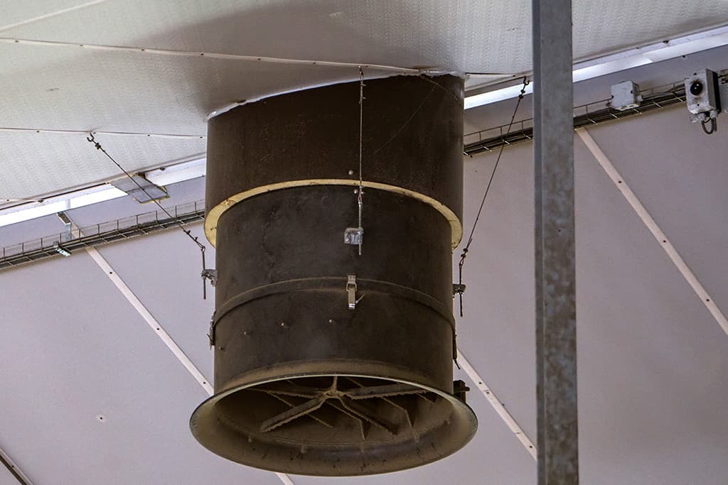 De waterbakken zijn voorzien van een afdak om te voorkomen dat er veel stro in valt tijdens het automatisch instrooien van de stal.