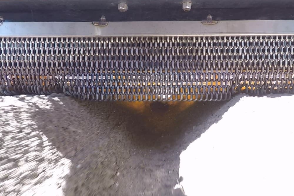 De brander wordt volledig met PLC-control aangestuurd. Op scherm 1 en 2 naast elkaar is te zien dat aan het begin van de werkgang opgestart wordt met lage gasdruk en dat bij de normale werksnelheid de druk omhoog gaat (scherm 3 en 4).