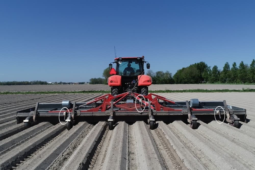 Met hydrauliek wordt de brede brander in delen van 3 meter opgeklapt.