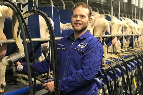 De stal is vanwege onderzoeksdoeleinden volledig afgesloten en voorzien van mechanische ventilatie. Het is daardoor goed mogelijk het klimaat in de stal te beheersen en indien gewenst de kwaliteit van uitgaande lucht te meten. Goed voor onderzoeksdoeleinden, maar niet zozeer voor het imago van de sector. Reefhuis geeft aan dat dit inderdaad een dilemma was. Voor daglicht en transparantie zijn in de zijwanden over de volledige lengte van de stal ramen aangebracht. De extra kosten voor het volledig afsluiten van de stal vielen volgens Reefhuis mee. Exclusief inrichting en melkstal kost de stal tussen de ¬ 700 en ¬ 800 per geit.