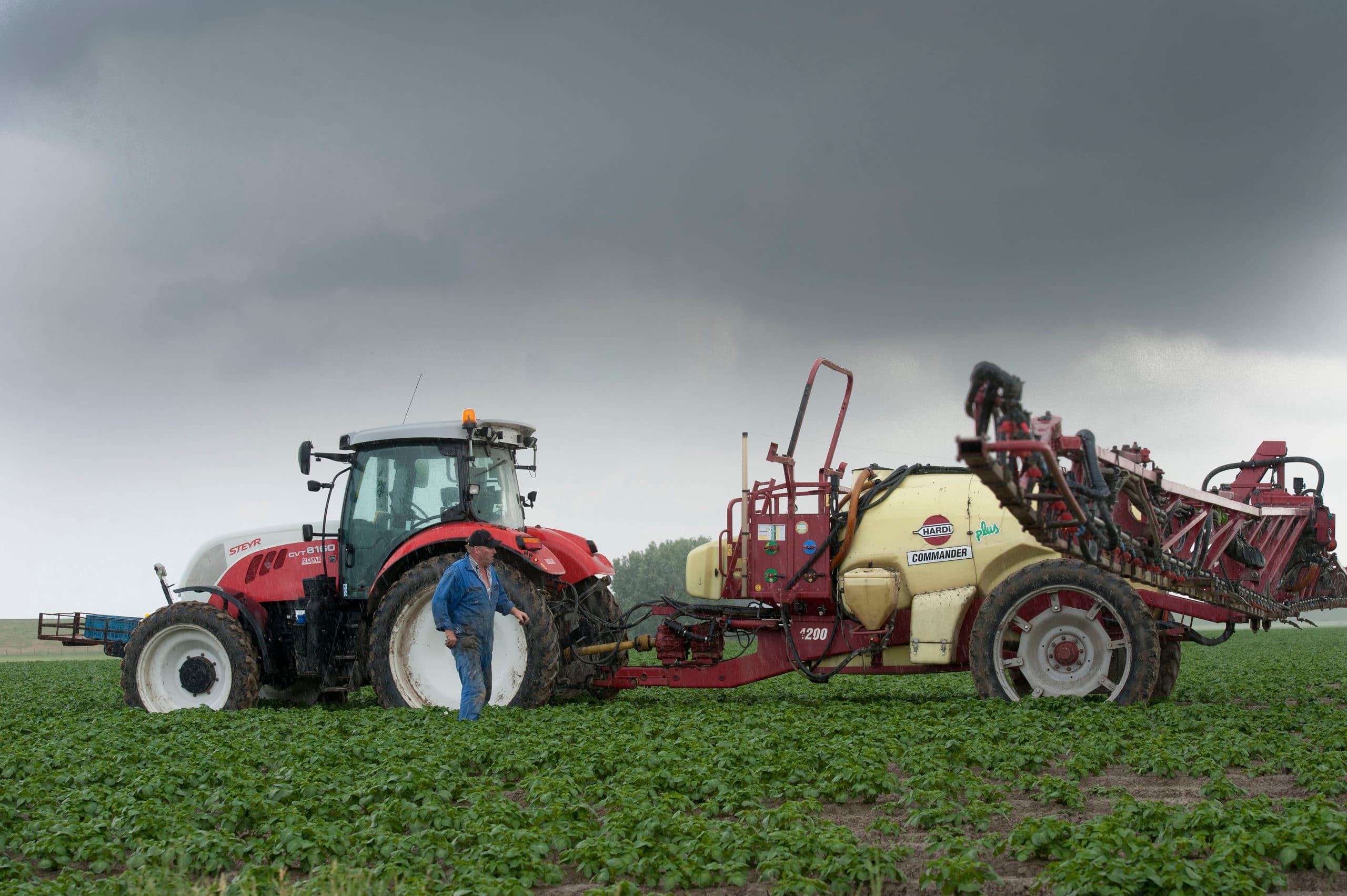 Spuiten in aardappelen in Friesland. Als 100 gram Actara per hectare bij het poten niet meer mag, zal vaker volvelds tegen luizen gespoten gaan worden.