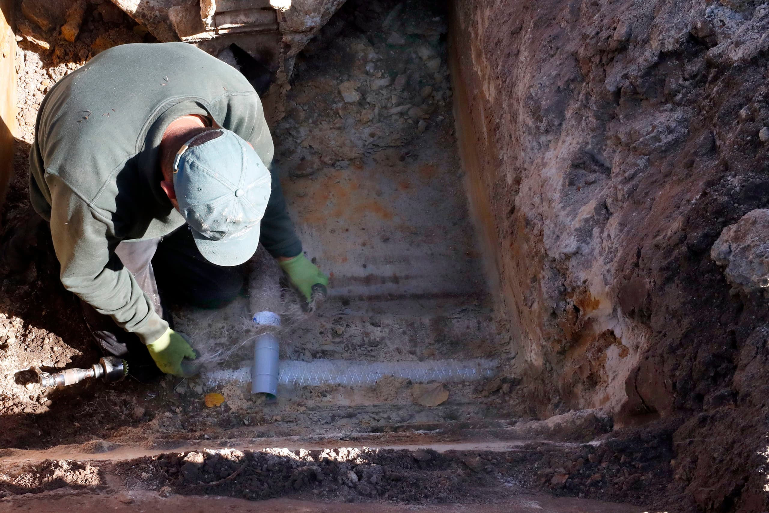 De aanleg van peilgestuurde drainage. Aanpassingen aan drainage kunnen zout water verdringen uit de bovenste bodemlaag.