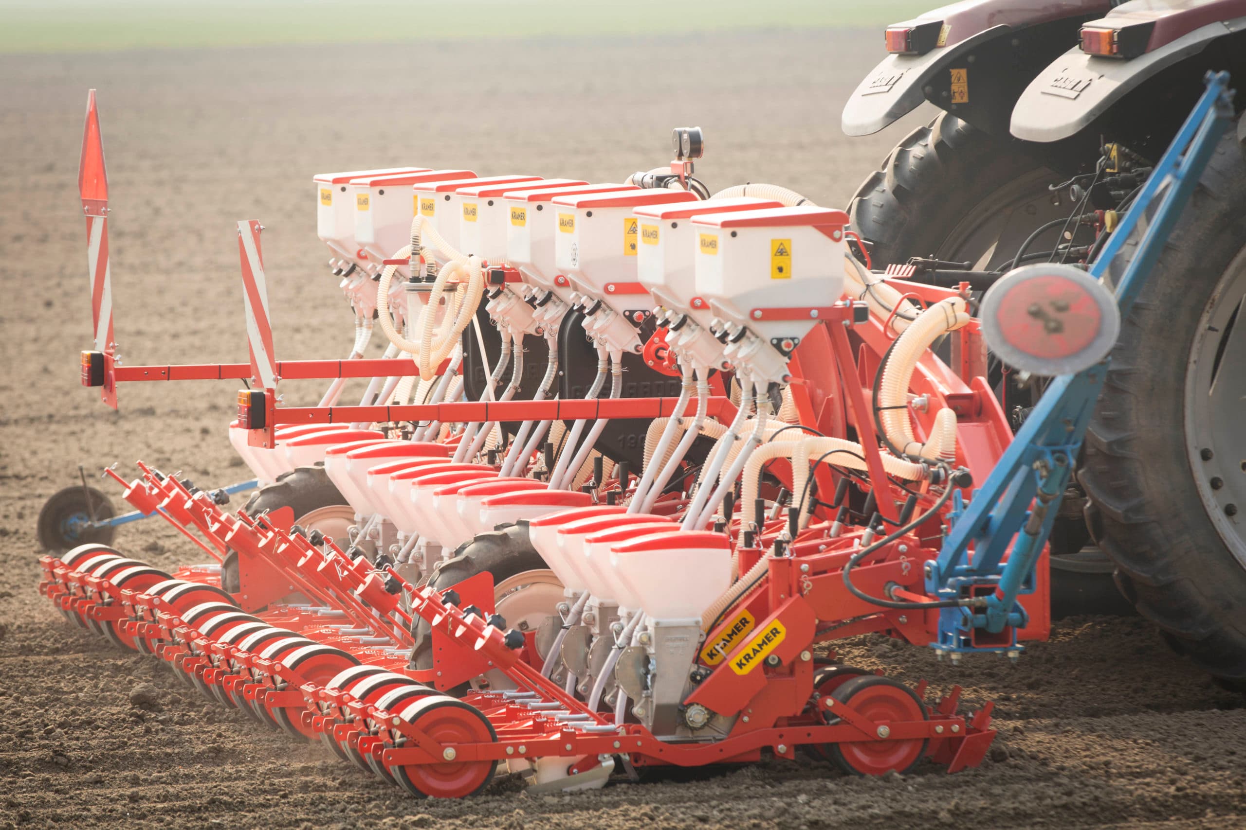 Uien zaaien met een precisiezaaimachine. - Foto: Koos Groenewold