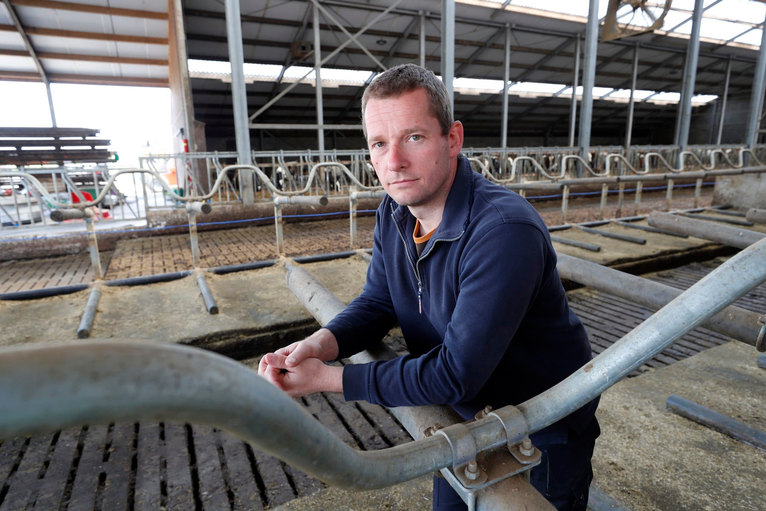 Melkveehouder Jan Klaasen uit het Brabantse Wintelre noemt het  wrang en zuur  dat er melkveebedrijven gaan omvallen vanwege fosfaat, terwijl de agrarische sector onder het nationale fosfaatplafond zit. - Foto: Bert Jansen