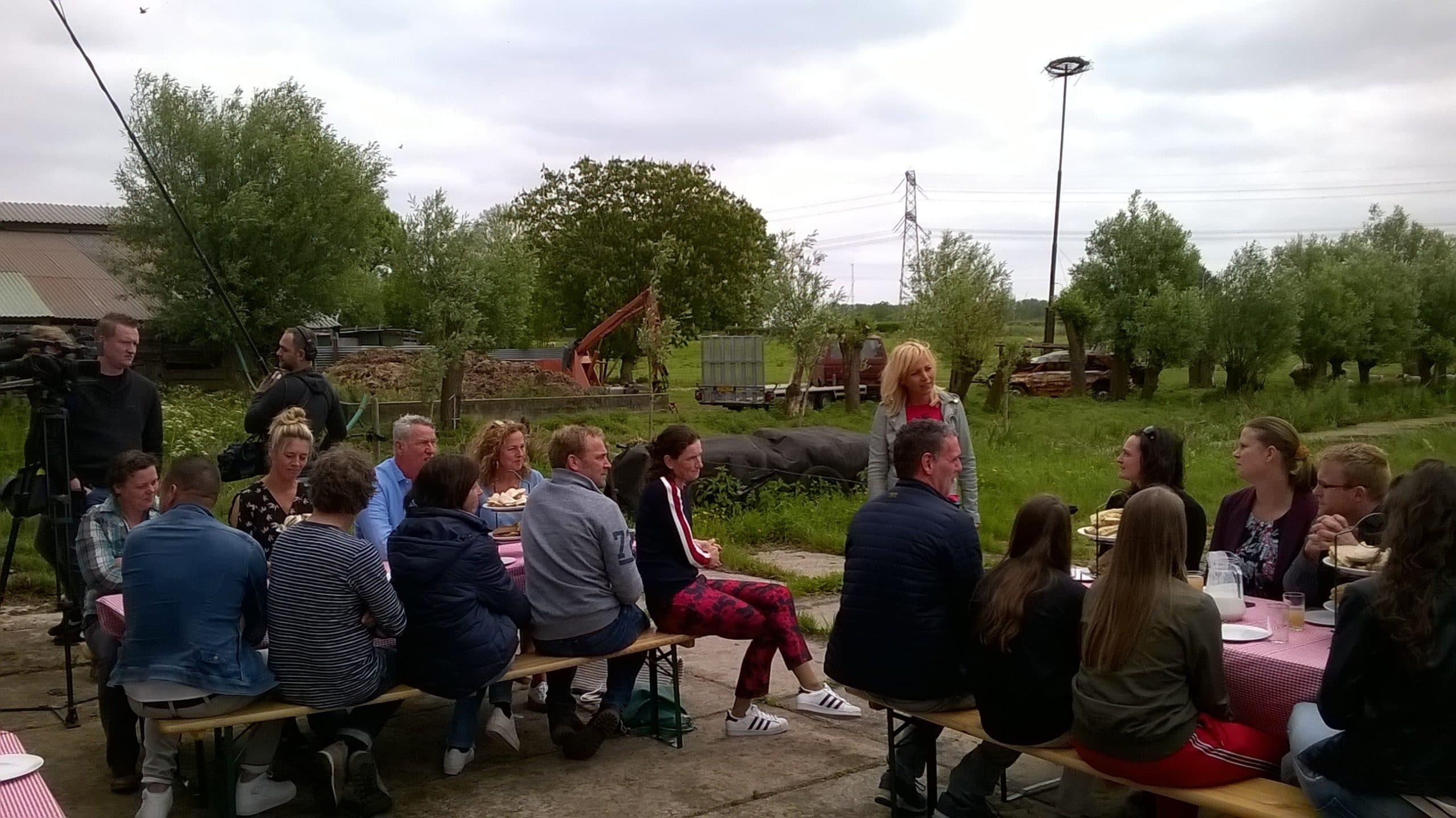 Jaspers trapt af en stelt een aantal boeren en boerinnen voor aan de aanwezige pers.