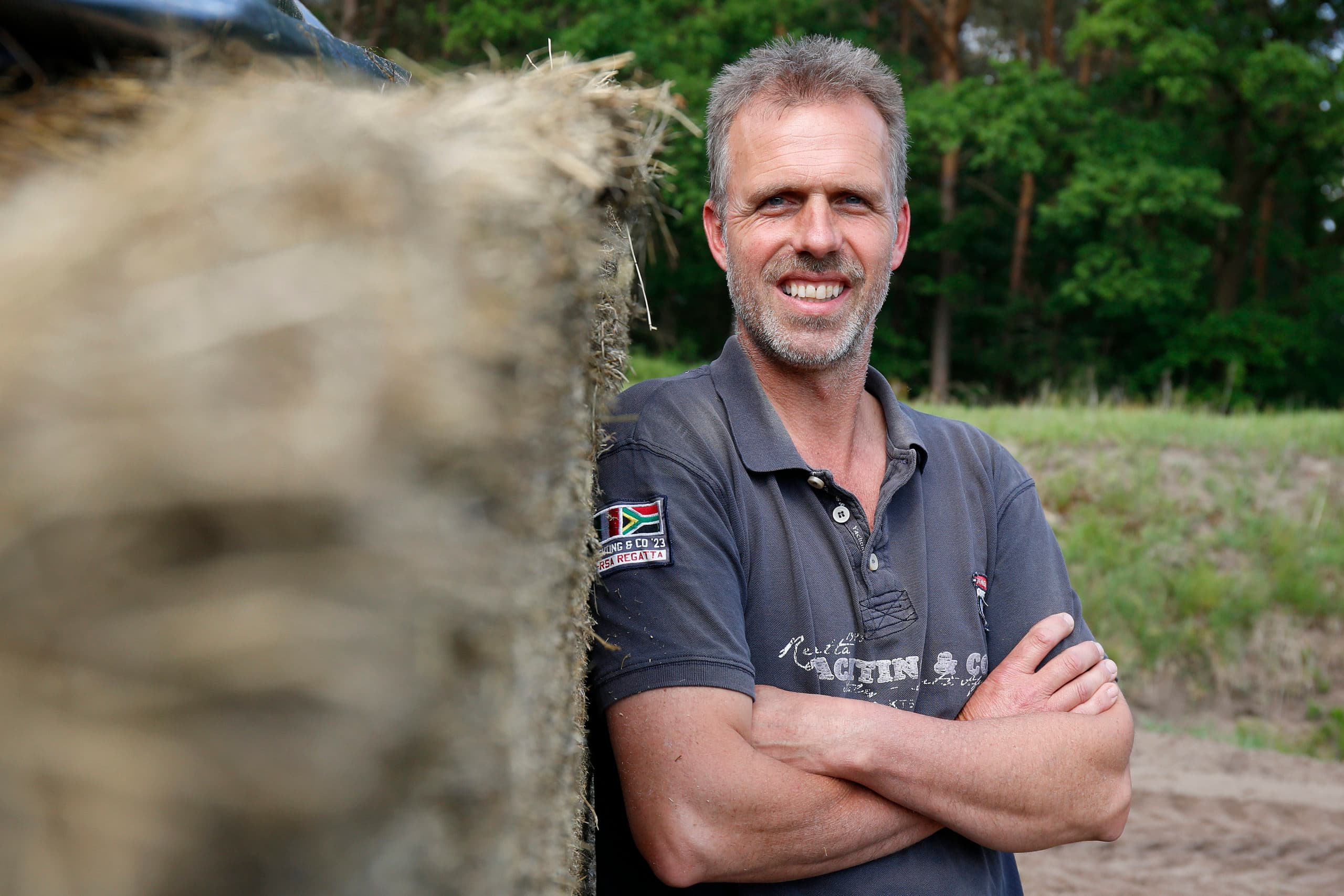 Eddie Vedders (51) realiseert een hoge melkproductie uit ruwvoer. Daarvoor moet alles kloppen, van de teelt tot in de koe. - Foto: Hans Prinsen