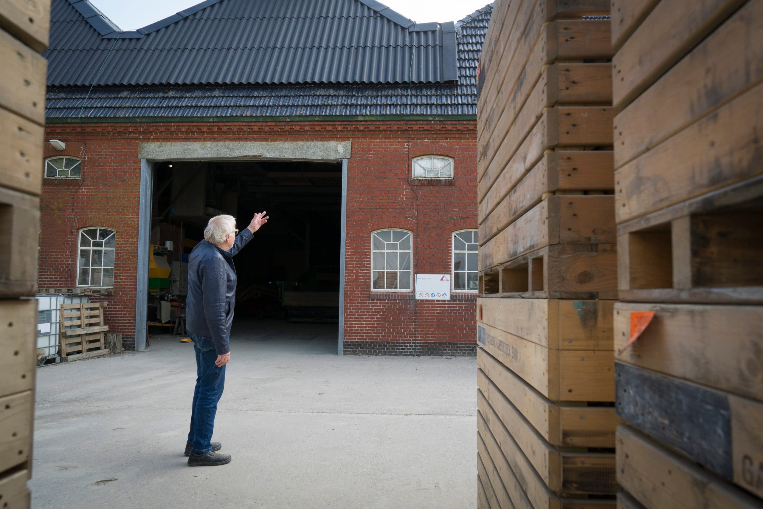 De boerderij van Berend Jan Westerdijk in Garsthuizen, voorzitter Boerenblelang Mijnbouwschade, heeft 13 verticale scheuren in de schuur, soms van boven tot in de fundering. Ook het woonhuis heeft scheuren. De buitenmuur is poreus geworden en geeft lekkage. - Foto: Jan Willem van Vliet