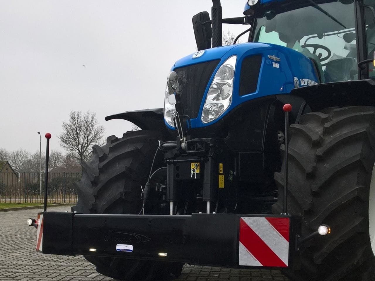 De bumper hangt in de vanghaken en is in breedte te verstellen van 250 tot 270 centimeter. - Foto: MacLouis