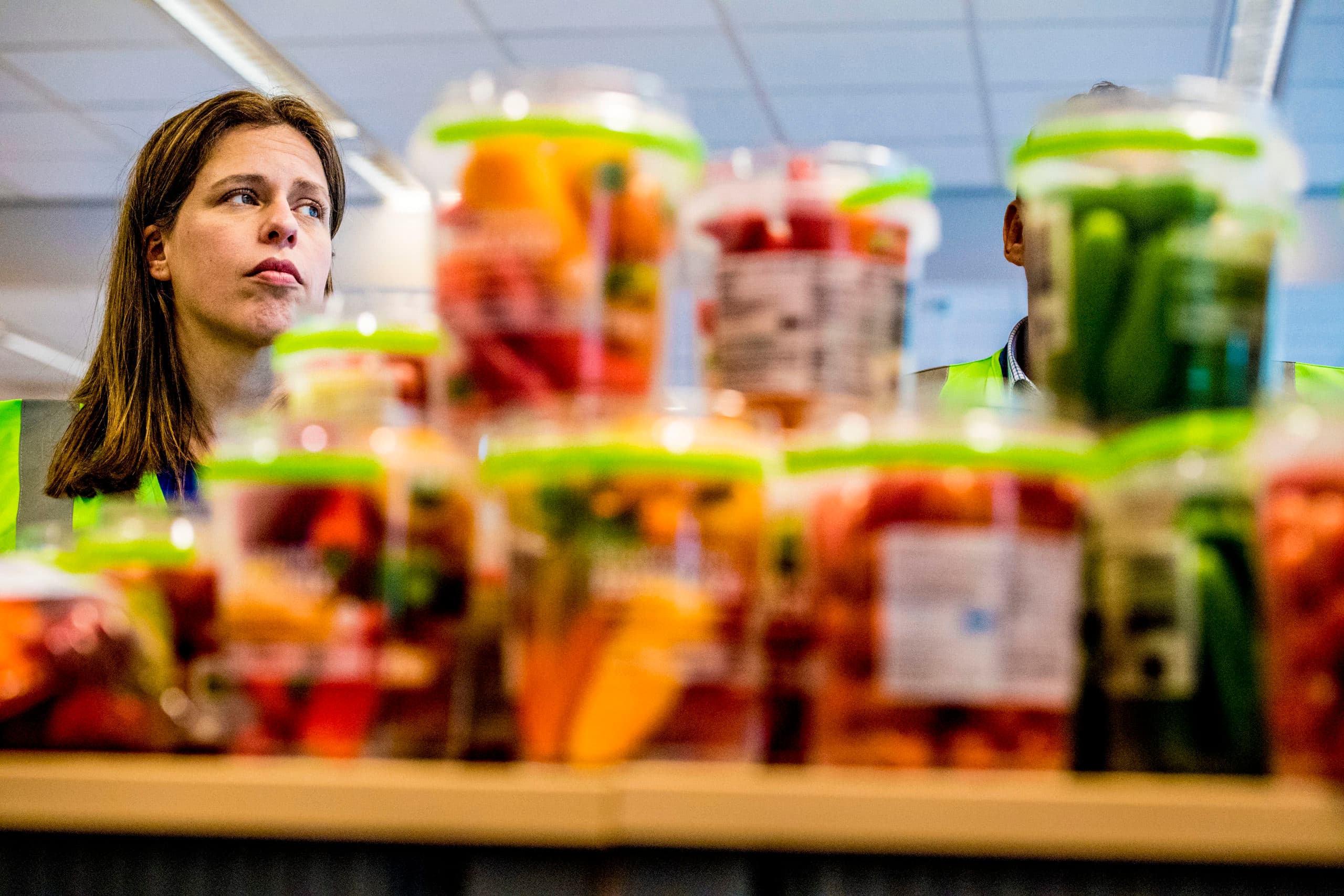 RIDDERKERK - Minister Carola Schouten van Landbouw, Natuur en Voedselkwaliteit krijgt een rondleiding bij Bakker Barendrecht. Het bezoek staat in het teken van verduurzaming en strijd tegen voedselverspilling. Schouten wil dat Nederland in 2030 de helft minder voedsel verspilt. ANP ROBIN UTRECHT