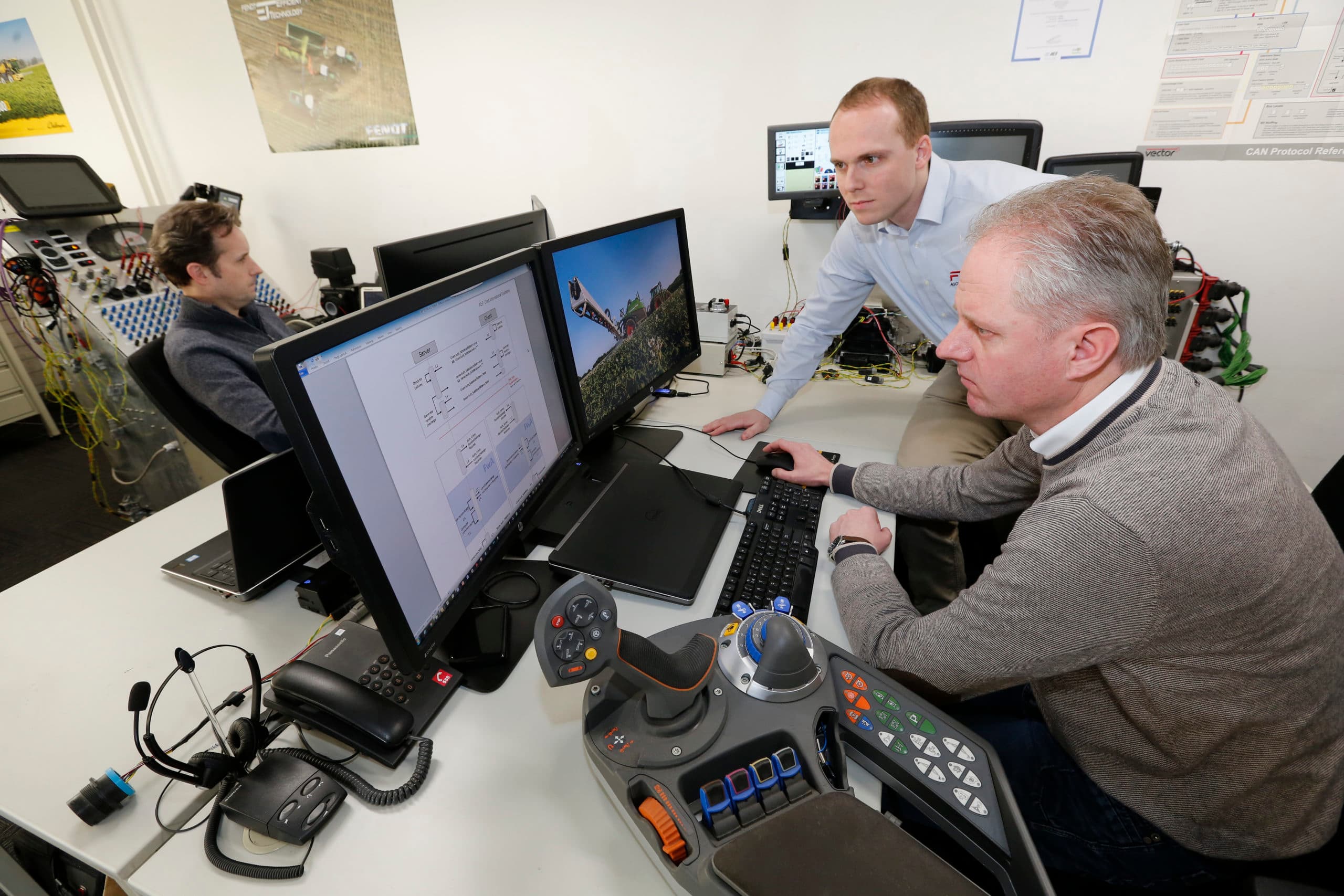 Fabrikanten ontwikkelen nu volop TIM-toepassingen. Hier werken (v.l.n.r.) Roger Custers, Hans Stols en Lars Schmitz bij AGCO in Grubbenvorst (L.) aan TIM voor spuitmachines.