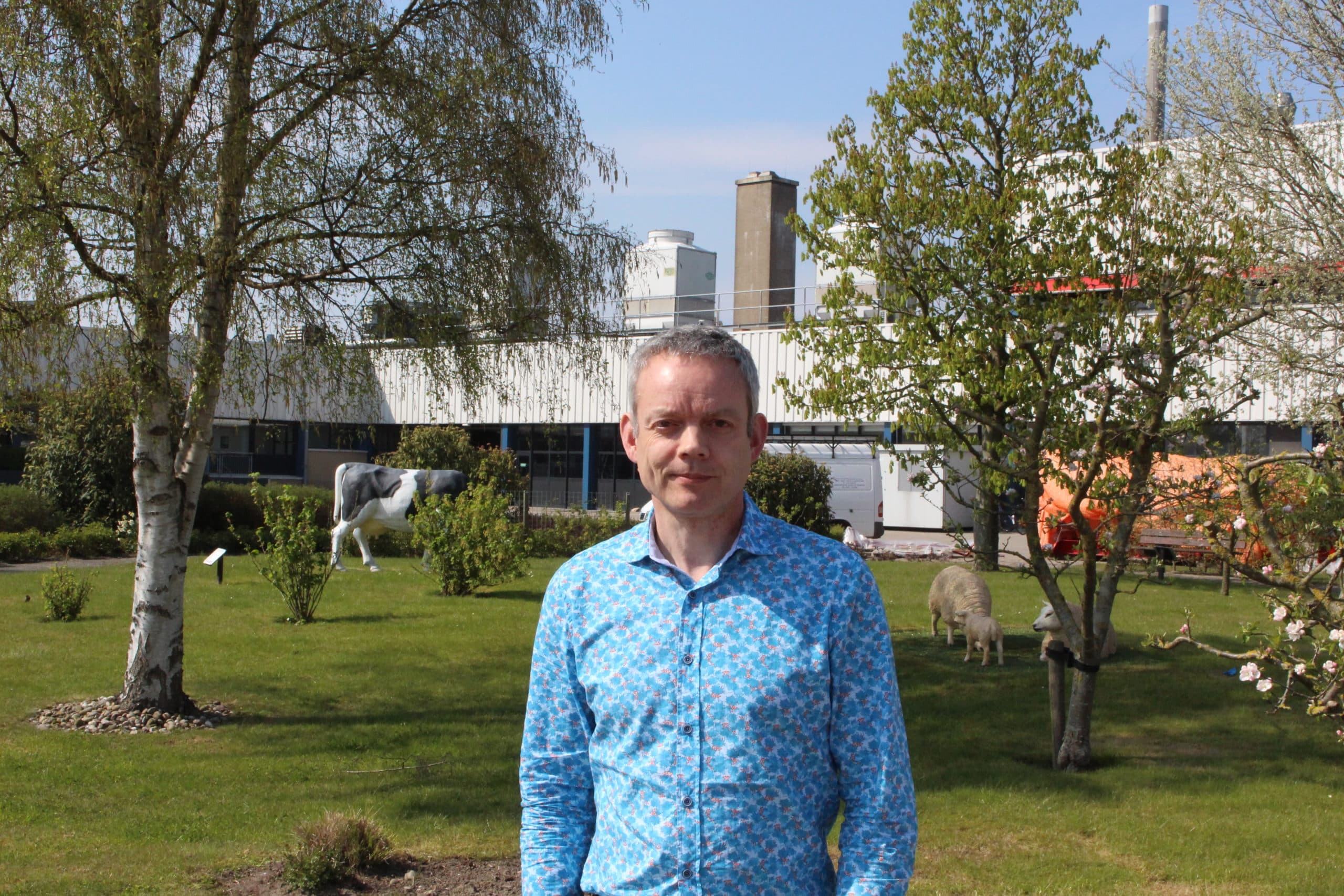 Willie Loeffen (53) is hoofd nationaal referentielaboratorium AVP bij Wageningen Bioveterinary Research in Lelystad. 'Als een zwijn een weggegooid broodje oppikt, dan is het virus zo een flink eind verder.' - Foto: Wageningen Bioveterinary Research