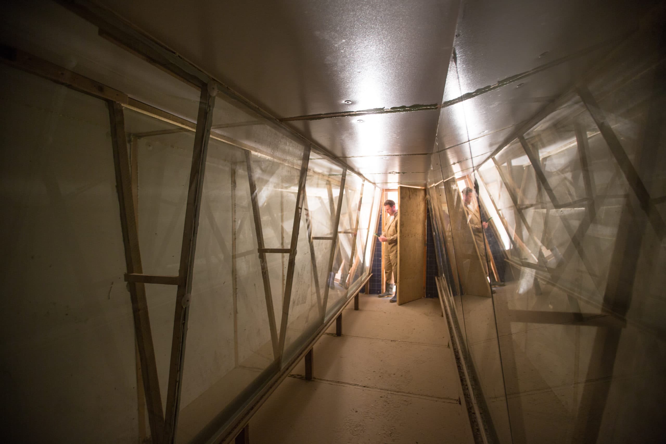 In het centrale luchtkanaal zijn 2 kleine kanalen van glas gemaakt. De koude buitenlucht die daardoor stroomt wordt opgewarmd door de warme stallucht. - Foto's: Peter Roek