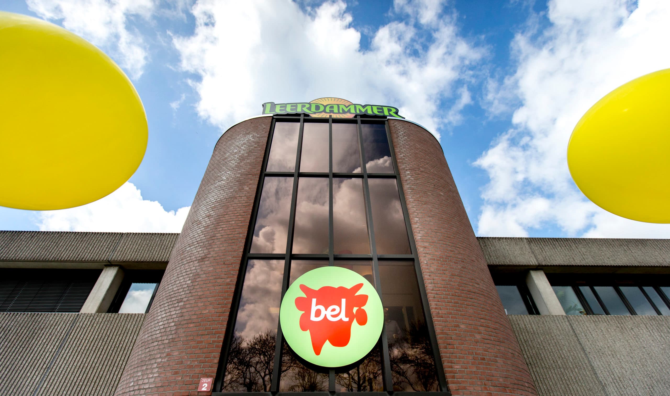 LEERDAM, SCHOONREWOERD - Exterieur Bel Leerdammer. De kaasfabriek ontvangt het predicaat koninklijk en wordt daarmee Royal Bel Leerdammer. ANP JERRY LAMPEN