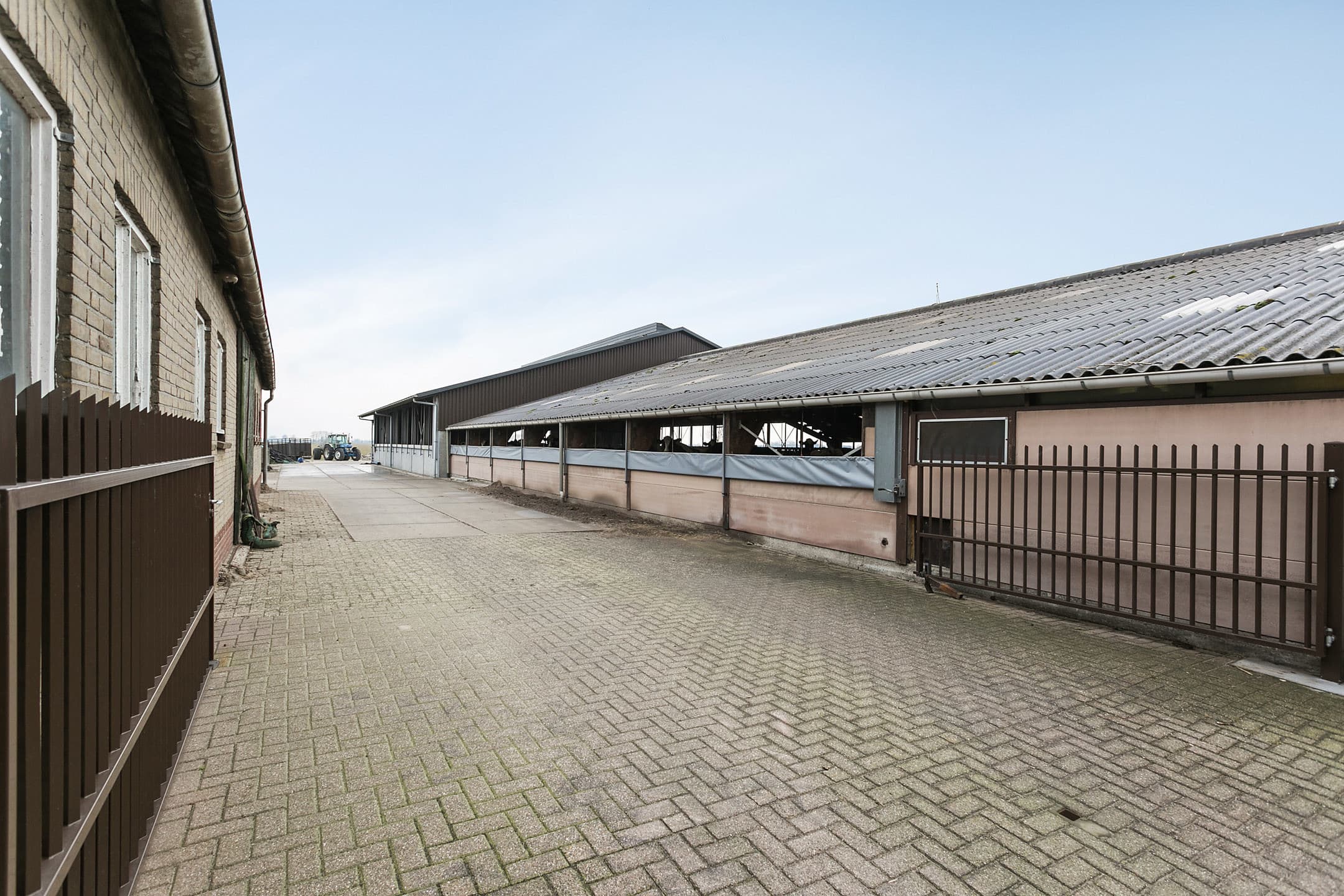 De woning is gebouwd in 1969 en in 1997 en 2008 volledig gerenoveerd. De woning voldoet aan de moderne eisen. Deze telt 2 slaapkamers en een hobbyruimte. Het bedrijf is aangesloten op alle gangbare nutsvoorzieningen; glasvezel komt op termijn.