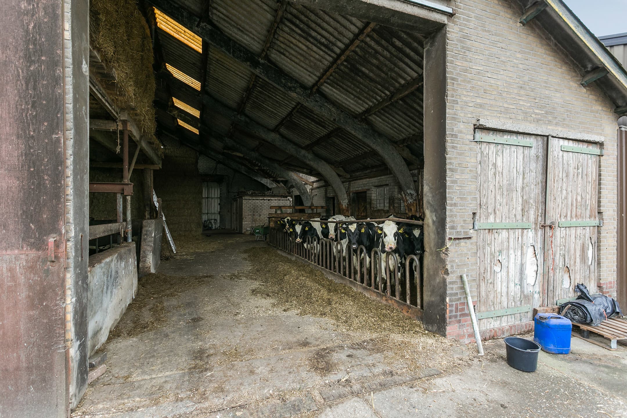 De huiskavel heeft een oppervlakte van 40,7 hectare. Aan de overkant van de weg is nog 8,6 hectare te koop. Het is zware kleigrond van 60 tot 75% afslibbaar. Verkoper verwacht dat komende jaren meer grond in de regio te koop komt voor circa ¬ 6 per vierkante meter.