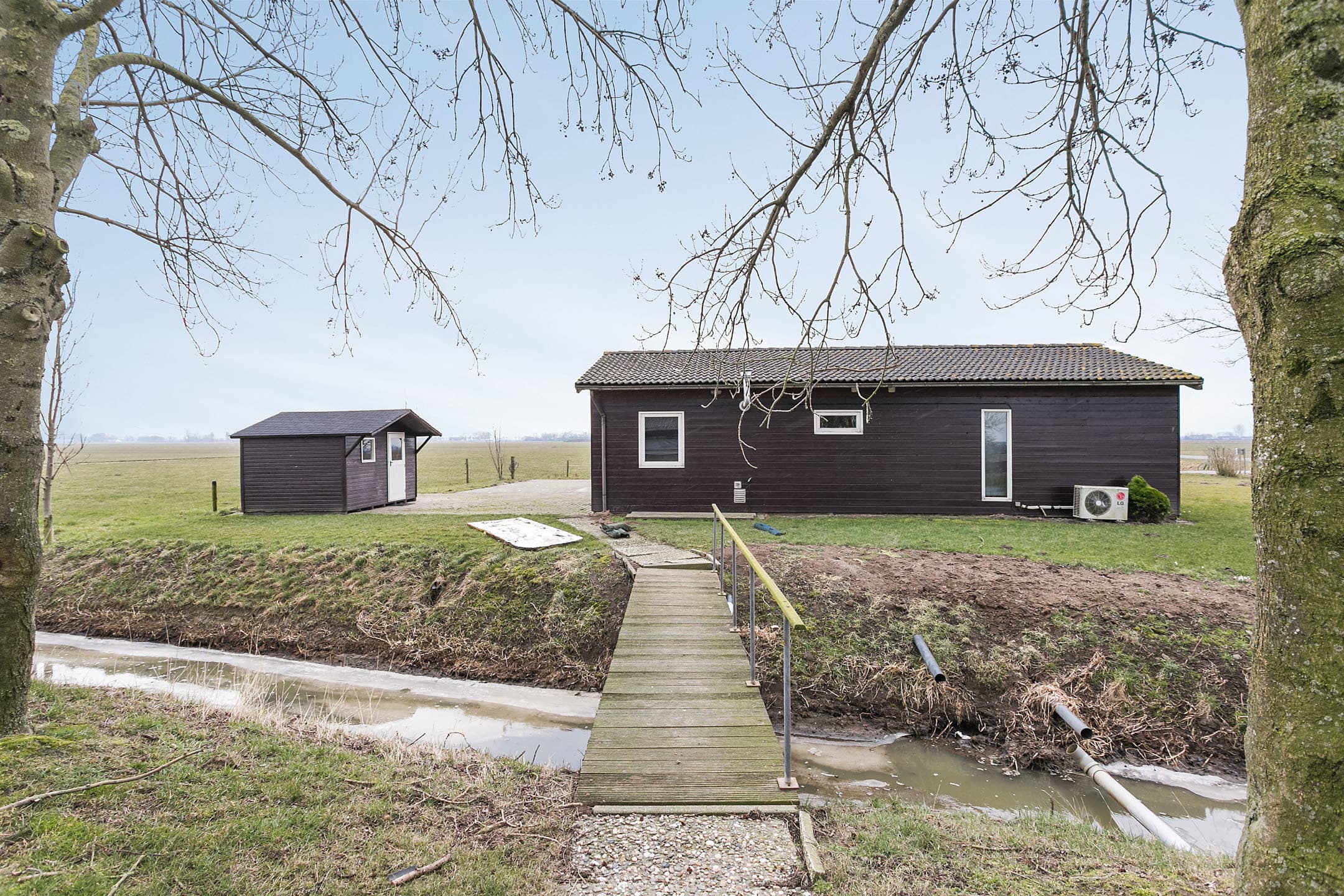 Er zijn 155 ligboxen met zwevende boxen en deels R-boxen. Het is een 2 + 2-stal. De boxen in het nieuwe gedeelte zijn voorzien van koematrassen. In de hele stal loopt een zelfsluitend veiligheidsvoerhek.