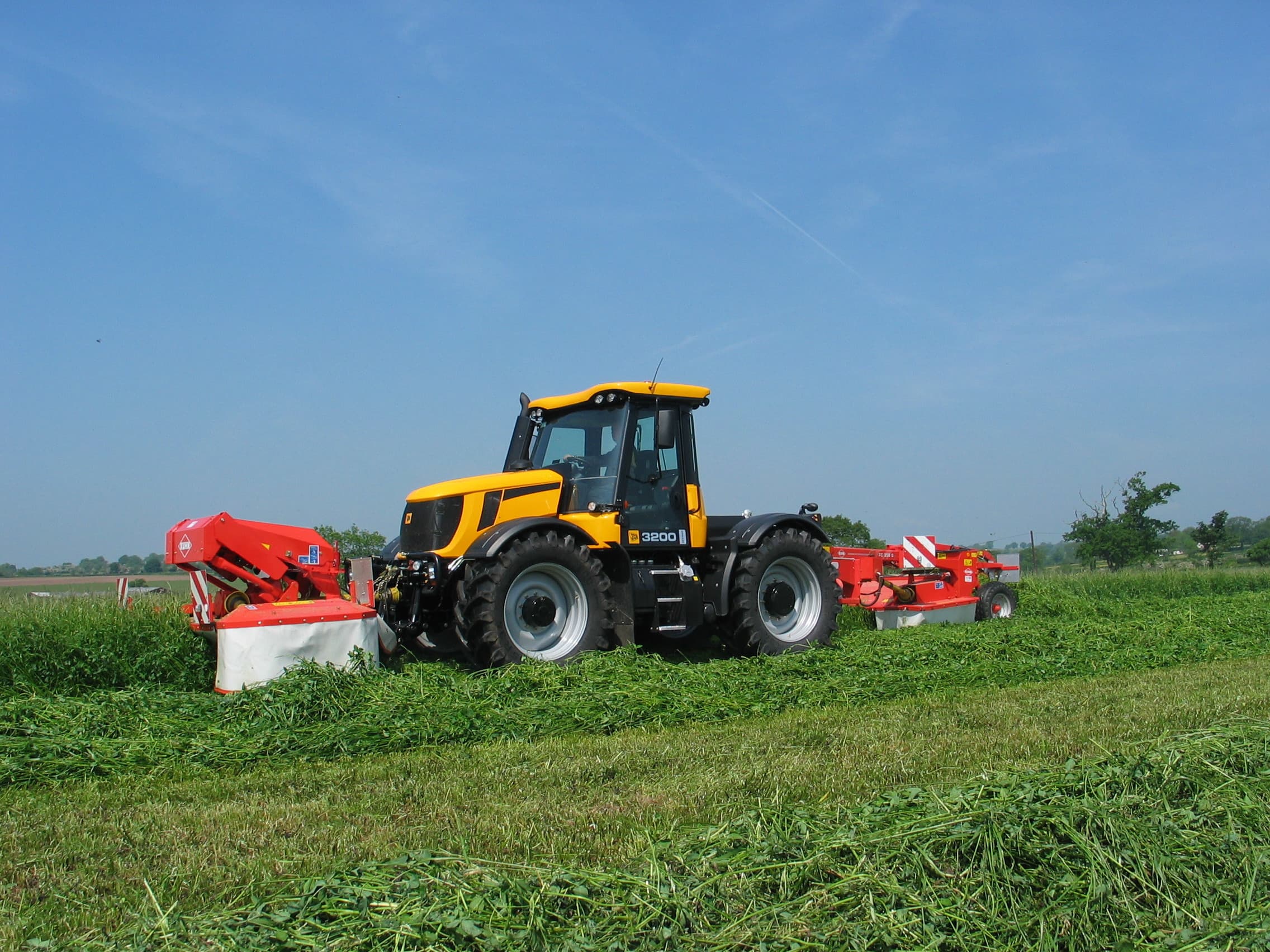 JCB stopt productie 3000-serie. Een echte transporttrekker. De opvolger, de JCB Fastrac  4000 (met traploze transmissie) heeft de plaats van de 3000 serie ingenomen.