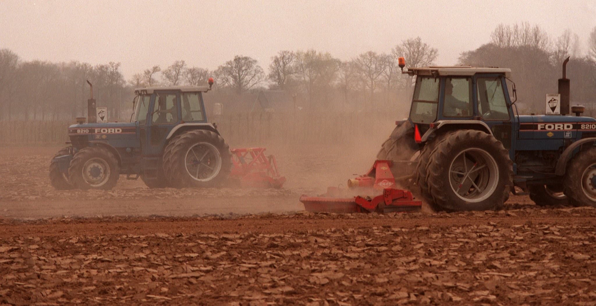 1996: Grote stofwolken stijgen op als boeren hun verdroogde velden eggen. Van oktober tot april is de totale neerslag ver beneden het langjarig gemiddelde geweest. - Foto: ANP
