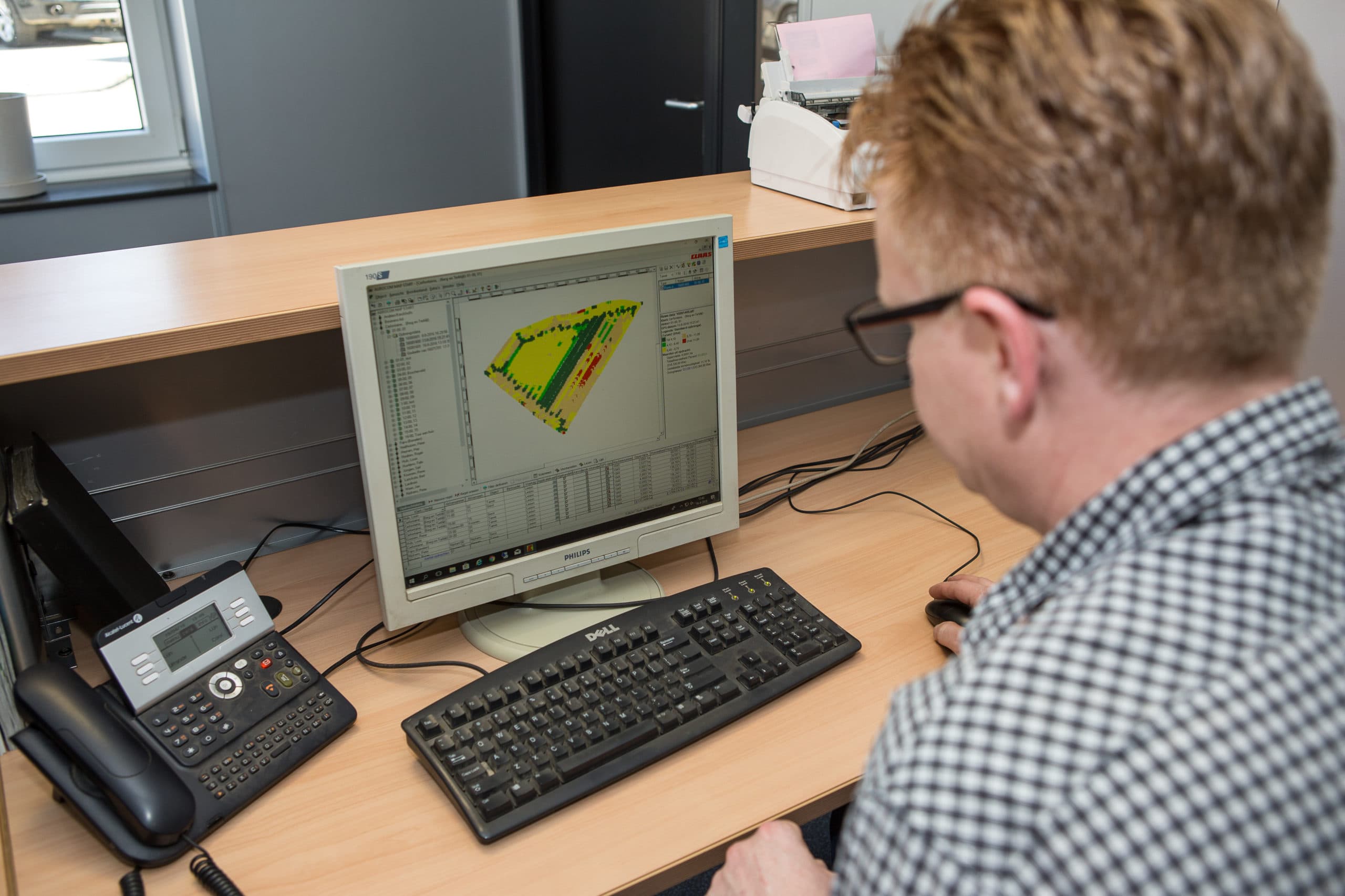 Daniëlle Cerfontaine bekijkt de verzamelde data op zijn pc. Met de NPPL-expert is hij nu op zoek mogelijkheden om ze ook te kunnen benutten. Foto: Peter J.E. Roek